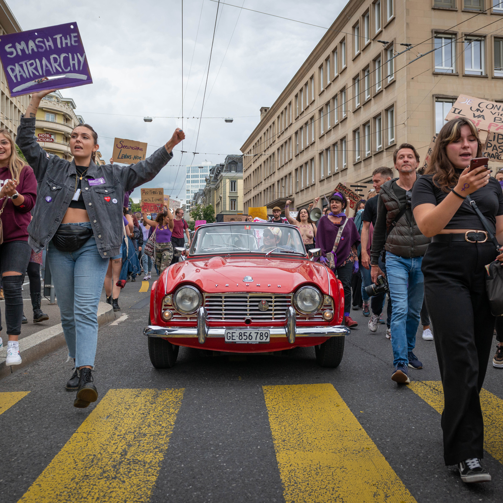  Vielle voiture durant la grève féministe du 14 juin 2020 à Lausanne